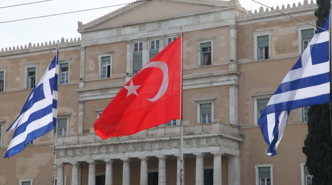 Σημαίες της Ελλάδας και της Τουρκίας έξω από τη Βουλή των Ελλήνων