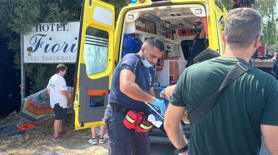 Εικόνα από το ασθενοφόρο στον τόπο του δυστυχήματος στην Κέρκυρα