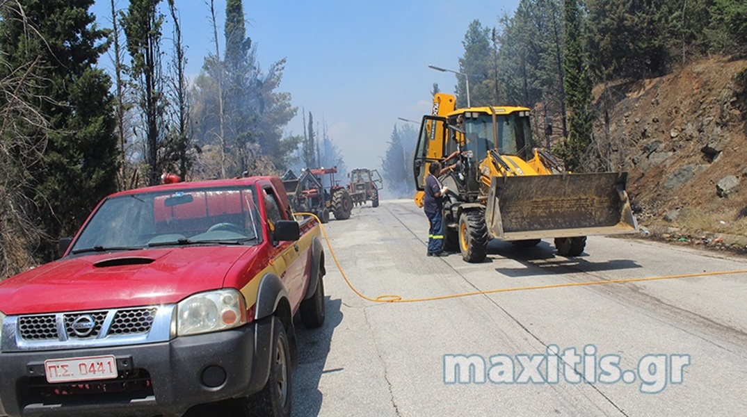 Οχήματα των αρχών που επιχειρούν για την κατάσβεση της φωτιάς στο Κιλκίς