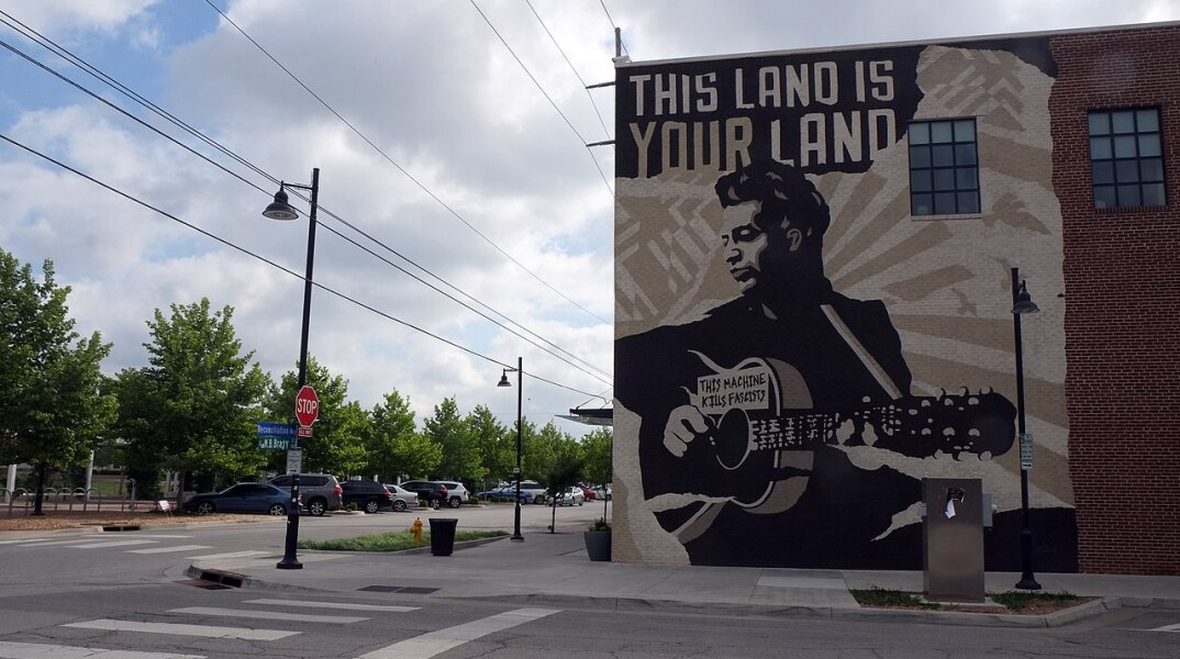 Woody Guthrie - This Land Is My Land: Το τραγούδι της ημέρας, Πέμπτη 14 Ιουλίου 2022, από τον Athens Voice 102.5