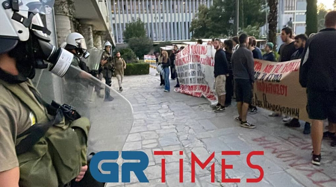 Σε εξέλιξη διαμαρτυρία στην Πρυτανεία του ΑΠΘ κατά της πανεπιστημιακής αστυνομίας