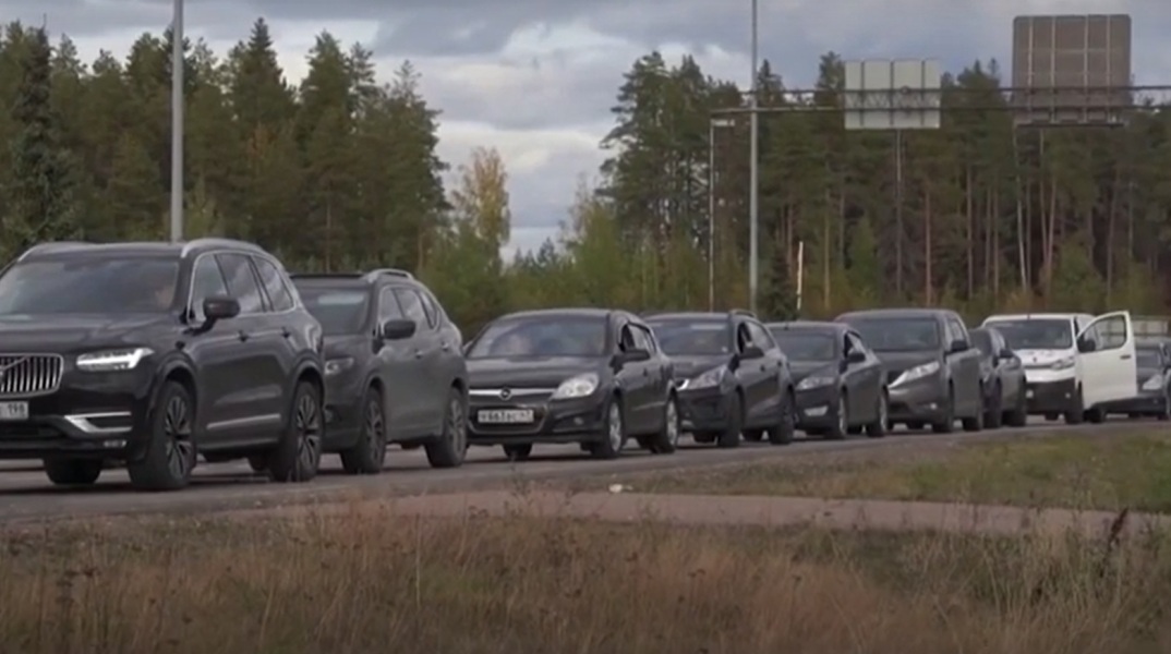 Φινλανδία: Ουρές οχημάτων στα σύνορα της χώρας με τη Ρωσία μετά την επιστράτευση Πούτιν - Υπερδιπλάσιος ο αριθμός τους σε σχέση με την προηγούμενη εβδομάδα.