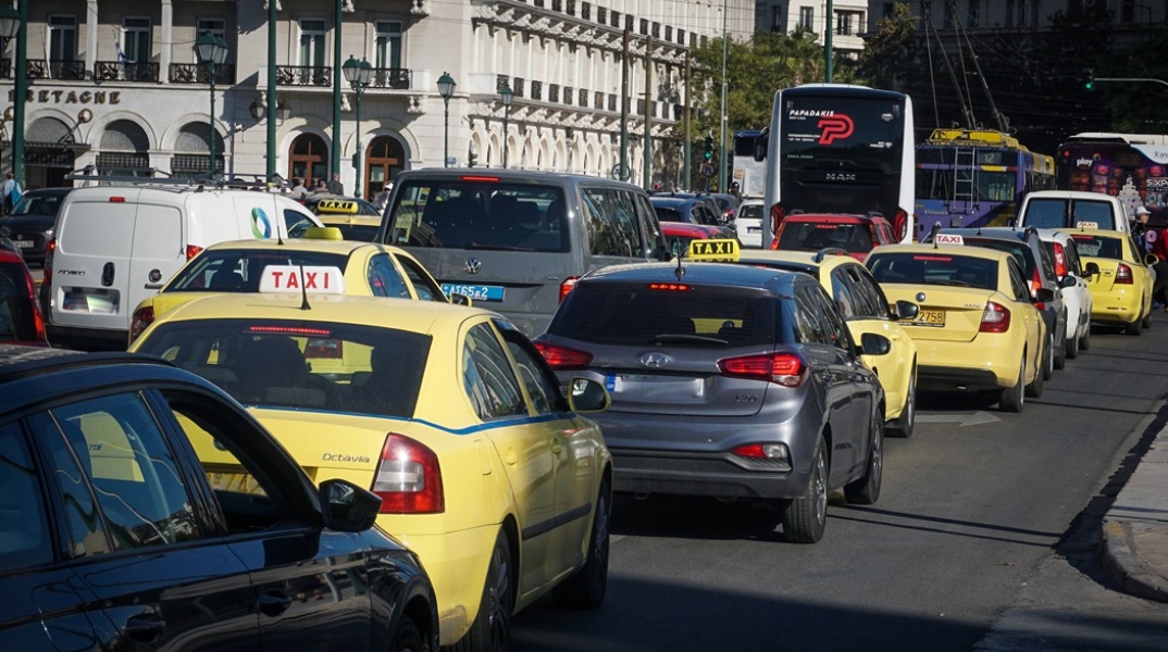 Αυτοκίνητα σχηματίζουν ουρές λόγω κίνησης στην πλατεία Συντάγματος