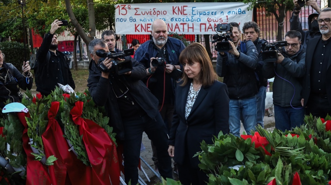 Η Πρόεδρος της Δημοκρατίας, Κατερίνα Σακελλαροπούλου, καταθέτει στεφάνι στο Πολυτεχνείο