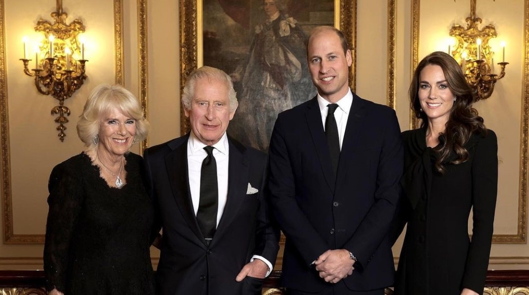 Ο βασιλιάς Κάρολος, ο πρίγκιπας Ουίλιαμ, η Κέιτ Μίντλετον και η Καμίλα 