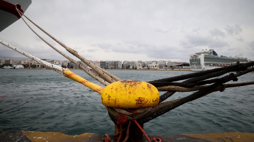 Απαγορευτικό απόπλου πλοίων: Δεμένα τα σκοινιά στους κάβους στο λιμάνι του Πειραιά