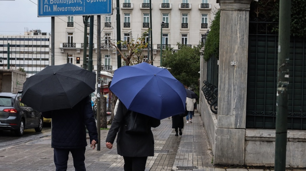 Πολίτες με ομπρέλες στην Αθήνα