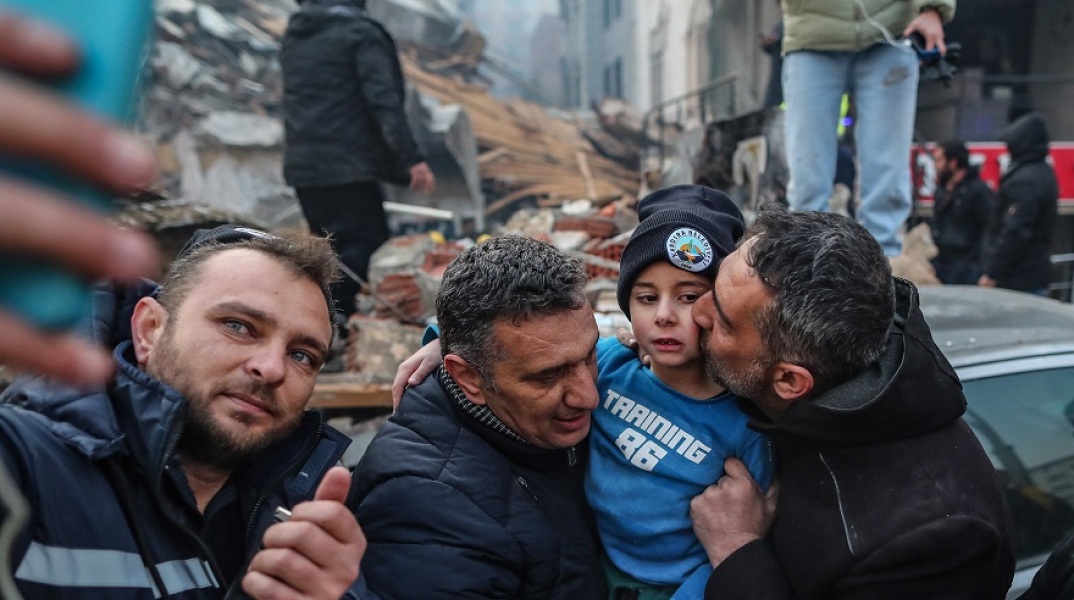 Σεισμός στην Τουρκία: 8χρονος ανασύρθηκε ζωντανός μετά από 52 ώρες