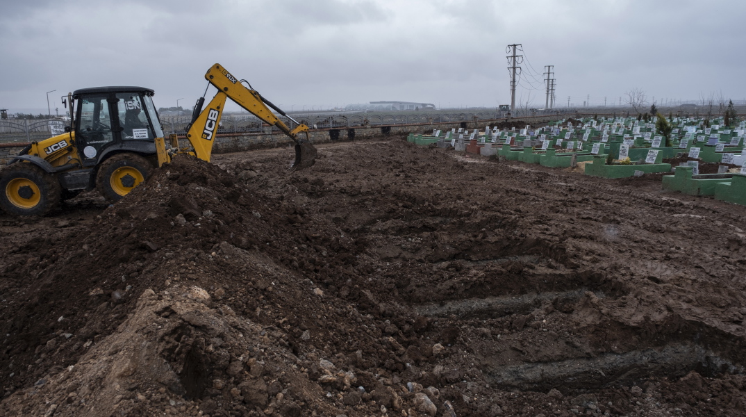 Εκσκαφέας ανοίγει τάφους στην Τουρκία