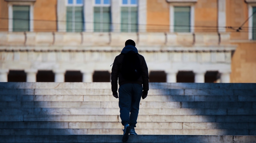 Άνδρας ανεβαίνει τα σκαλιά της πλατείας Συντάγματος μπροστά από τη Βουλή