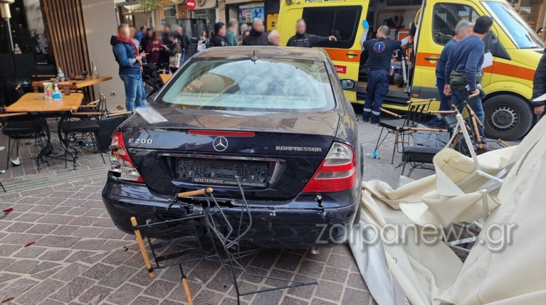 Αυτοκίνητο έπεσε σε καφετέρια στα Χανιά