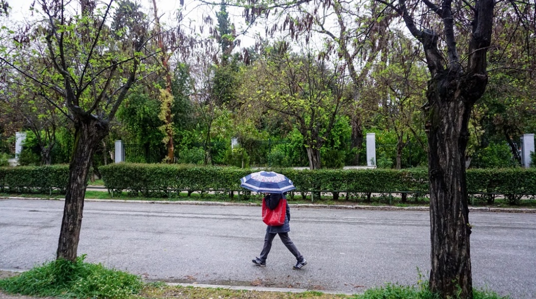 Βροχή στο κέντρο της Αθήνας - Γυναίκα με ομπρέλα