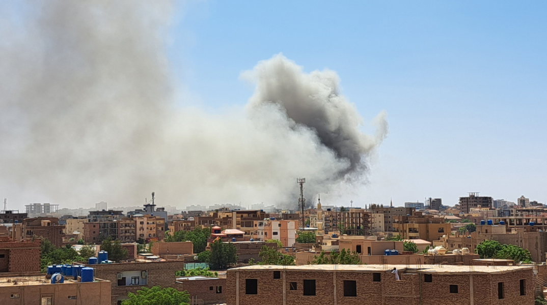 Καπνοί από τις συγκρούσεις πάνω από το Σουδάν