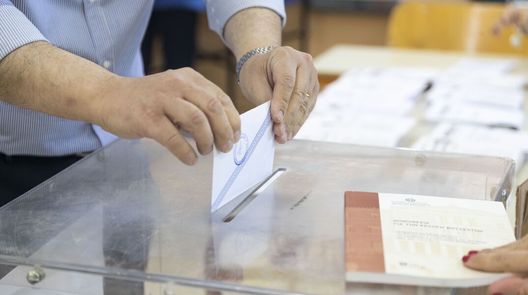 Εθνικές εκλογές - Ψηφοφόρος ρίχνει στην κάλπη την ψήφο του