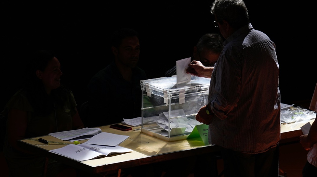 Οι Ισπανοί προσέρχονται στην κάλπη για τις Δημοτικές και Περιφερειακές Εκλογές