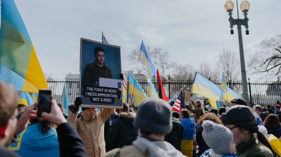 ΗΠΑ: Οι περισσότεροι Αμερικανοί τάσσονται υπέρ της παροχής όπλων στην Ουκρανία, σύμφωνα με δημοσκόπηση - Ενισχύεται η πολιτική Μπάιντεν στη ρωσική εισβολή.