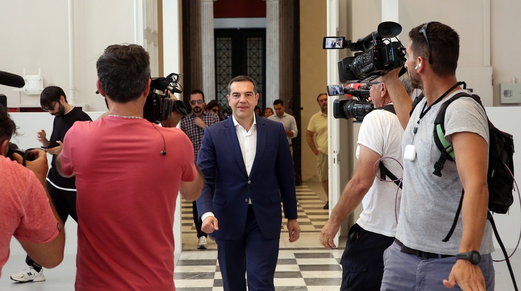 Ο Μάνος Βουλαρίνος σχολιάζει την παραίτηση του Αλέξη Τσίπρα από την προεδρία του ΣΥΡΙΖΑ και την προσφορά του ως πρωθυπουργού.