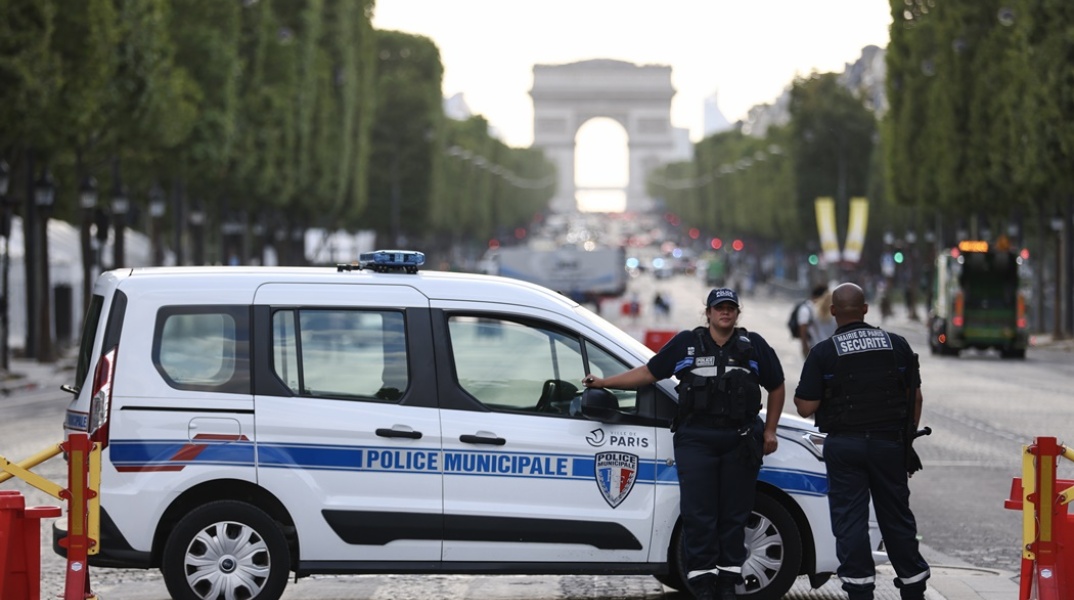 Αστυνομικοί σε δρόμους της Γαλλίας μετά τον αναβρασμό για τη δολοφονία του 17χρονου Ναέλ από αστυνομικό