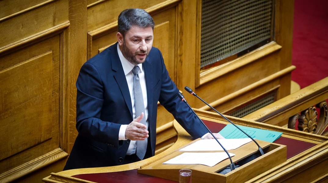 Ο πρόεδρος του ΠΑΣΟΚ - ΚΙΝΑΛ, Νίκος Ανδρουλάκης, στο βήμα της Βουλής