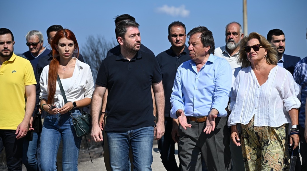 Ο Νίκος Ανδρουλάκης στις πληγείσες περιοχές του δήμου Σαρωνικού