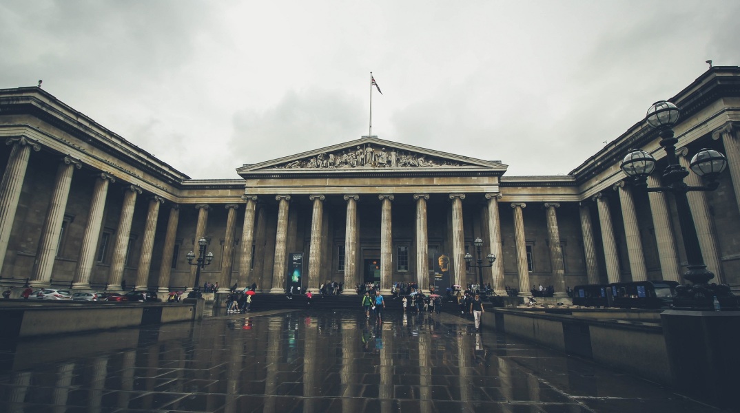 Λονδίνο: Ένας άνδρας τραυματίστηκε με μαχαίρι στην είσοδο του Βρετανικού Μουσείου - Για «μεμονωμένο επεισόδιο» κάνει λόγο η αστυνομία.