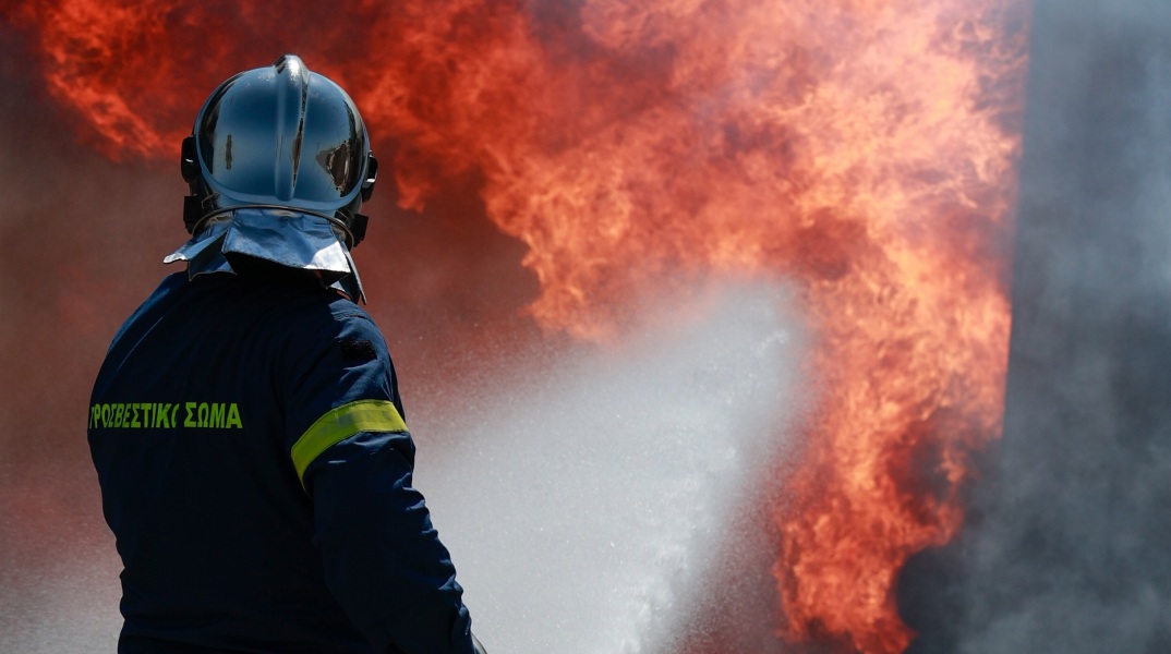 Φωτιά στη Φυλή - Ξέσπασε κοντά στη μονή Κλειστών: Μήνυμα εκκένωσης του 112 προς τους κατοίκους να απομακρυνθούν προς Άνω Λιόσια.