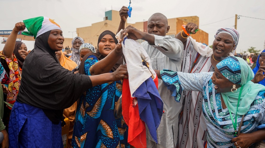 Νίγηρας: Διαδηλώσεις εναντίον των Γάλλων στρατιωτών στη Νιαμέι και το Καλάμ - Περίπου 1.500 Γάλλοι συμμετέχουν στις επιχειρήσεις εναντίον των τζιχαντιστικών.