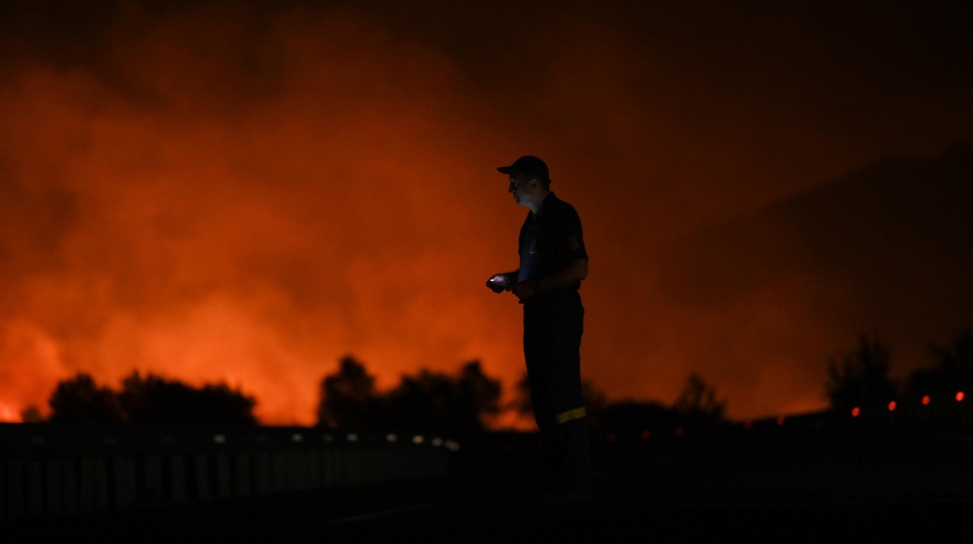 Φωτιά στον Έβρο: Μείωση της έντασης του μετώπου της πυρκαγιάς στη Λευκίμμη Σουφλίου - Υπό μερικό έλεγχο και η πυρκαγιά στο Στεφάνι Κορινθίας.