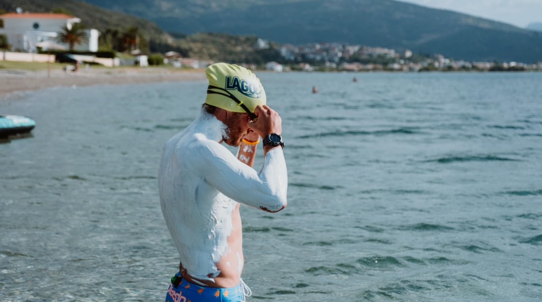 Βέλγος αθλητής κολύμπησε 131 χιλιόμετρα χωρίς διακοπή στον Κορινθιακό Κόλπο - Κατέρριψε το παγκόσμιο ρεκόρ κολύμβησης ανοιχτής θαλάσσης.