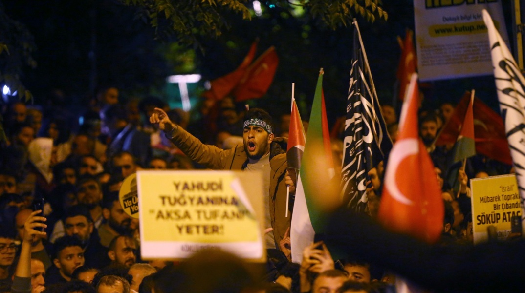 Τουρκία: Πάνω από 60 τραυματίες σε αντιϊσραηλινή συγκέντρωση - Συγκρούσεις αστυνομίας - διαδηλωτών - Το Ισραήλ καλεί τους πολίτες του να φύγουν από τη χώρα.