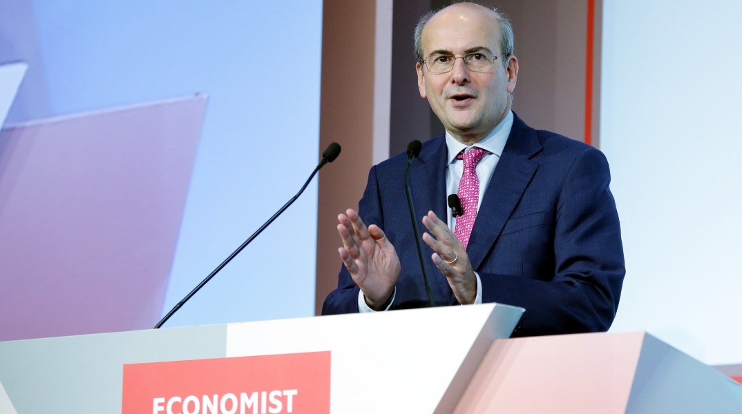 Κωστής Χατζηδάκης: Παρουσίασε τα στοιχεία που επιβεβαιώνουν ότι η ελληνική οικονομία βρίσκεται σε τροχιά ανόδου - Η ομιλία στο συνέδριο του Economist