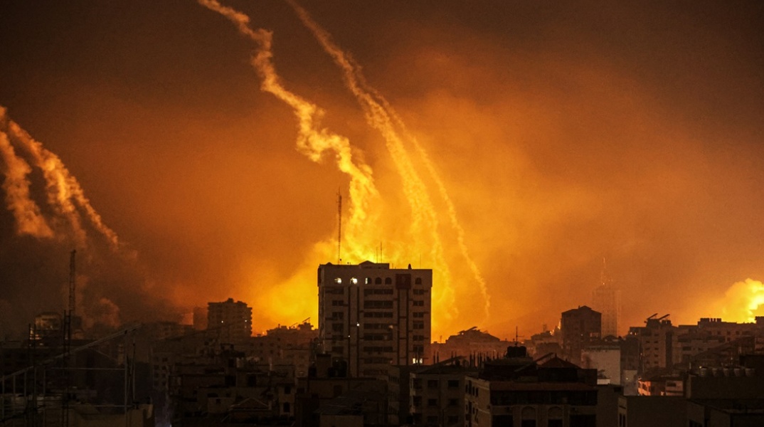 Ο ουρανός πάνω από τη Γάζα φωτίζεται από τις ρουκέτες κατά της διάρκεια των σφοδρών συγκρούσεων τη νύχτα της 27ης Οκτωβρίου 2023