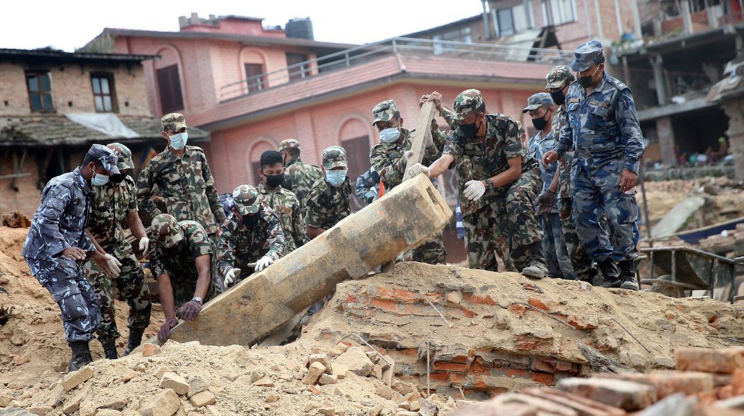 Νεπάλ: Τουλάχιστον 128 νεκροί και δεκάδες τραυματίες από τον σεισμό μεγέθους 6,4 βαθμών Ρίχτερ που έπληξε το δυτικό τμήμα της χώρας.