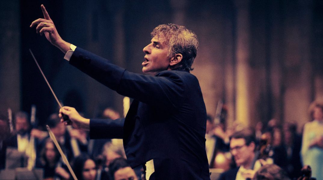 Ο Μπράντλεϊ Κούπερ πέρασε έξι χρόνια για να μάθει να διευθύνει ορχήστρα για μουσική έξι λεπτών - Υποδύεται τον Λέοναρντ Μπερνστάιν στην ταινία «Maestro».