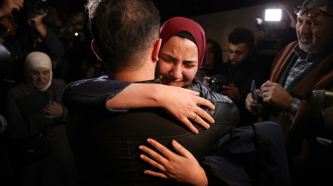 Γυναίκα όμηρος μετά την απελευθέρωσή της αγκαλιάζει άνδρα