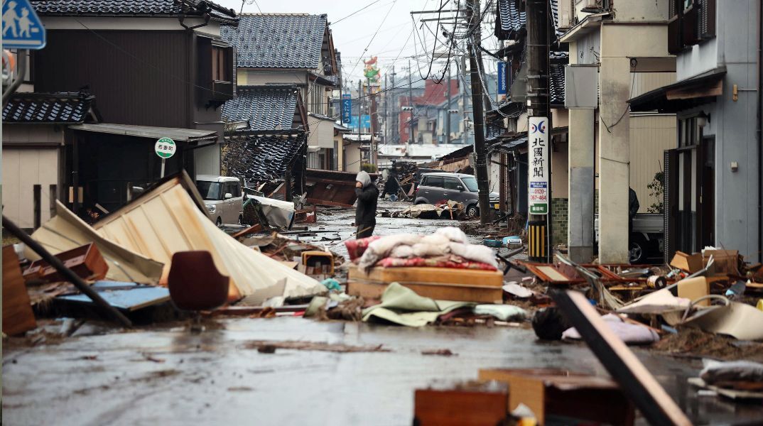 90χρονη ανασύρθηκε ζωντανή 5 ημέρες μετά τον φονικό σεισμό στην Ιαπωνία