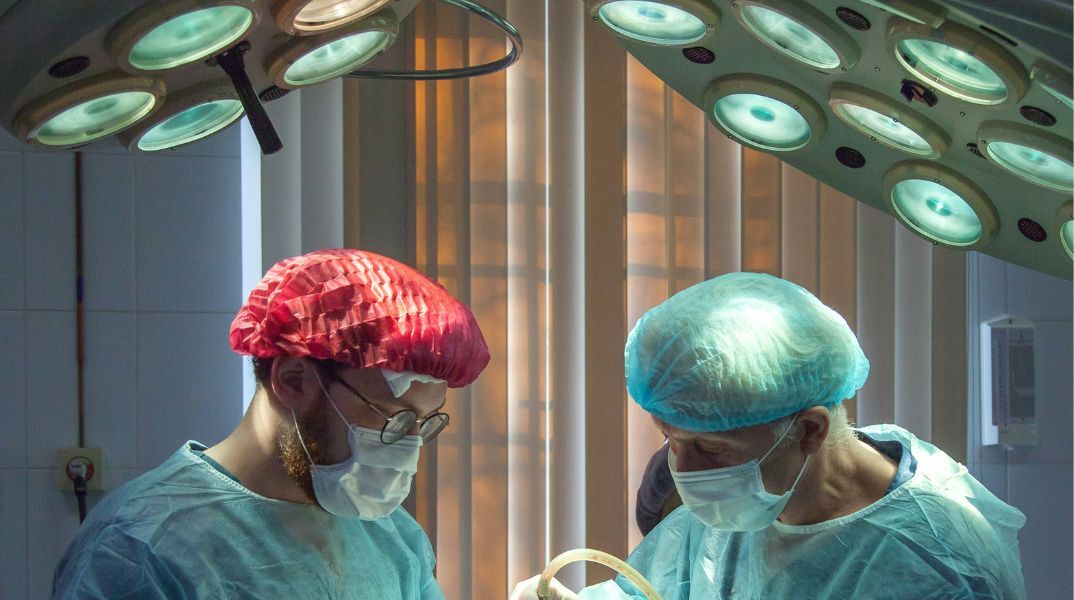 Οι έξι κατηγορίες επεμβάσεων και το κόστος ως 2.000 ευρώ για τα απογευματινά χειρουργεία 