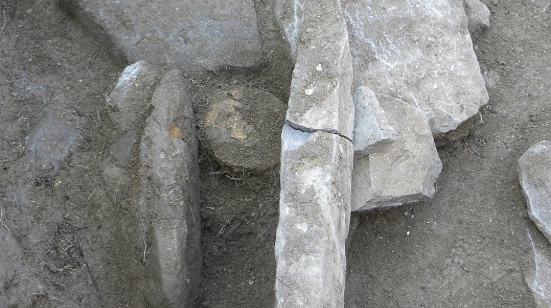 O κιβωτιόσχημος τάφος του μωρού που φέρεται να είναι η πρώτη περίπτωση συνδρόμου Down στην αρχαιότητα στην Ελλάδα