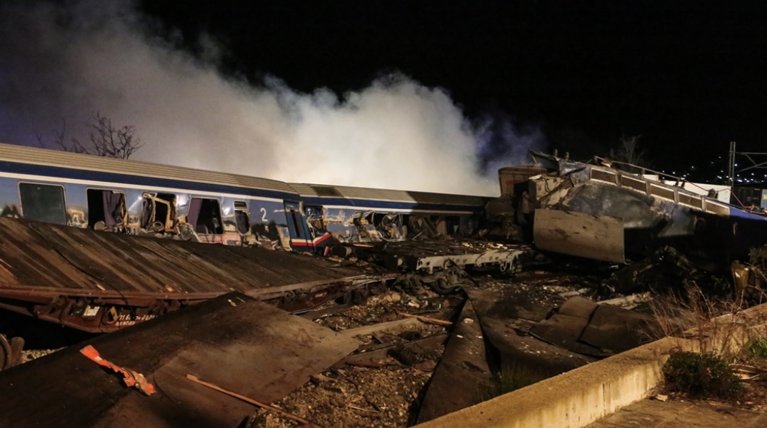 Στιγμιότυπο από τις πρώτες ώρες μετά το πολύνεκρο σιδηροδρομικό δυστύχημα στα Τέμπη