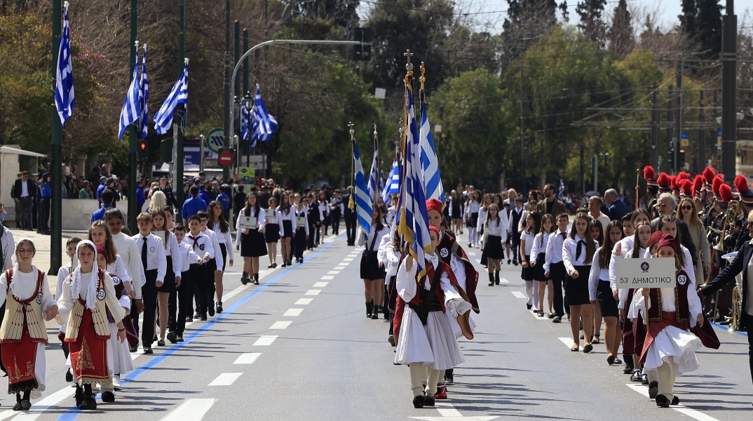 25η Μαρτίου: Εικόνες από τη μαθητική παρέλαση στην Αθήνα