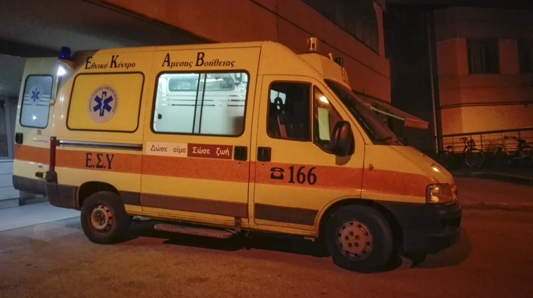 Ασθενοφόρο με ανοιχτές πόρτες σε νυχτερινή κλήση