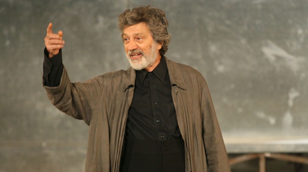 Ο Γιάννης Φέρτης σε θεατρική παράσταση το 2007