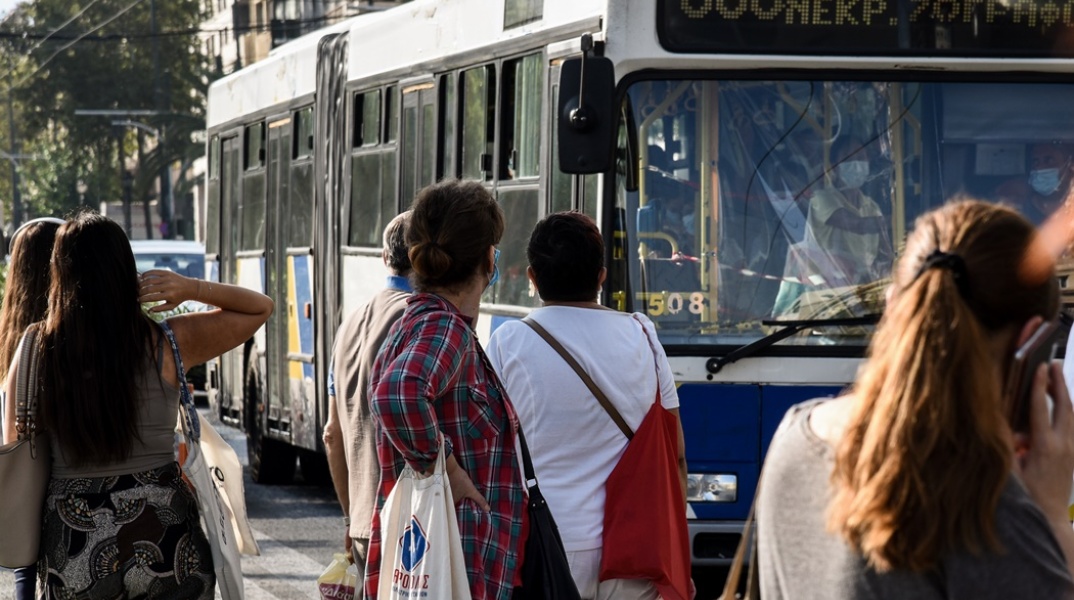 Πολίτες αναμένουν την άφιξη του λεωφορείου στη στάση