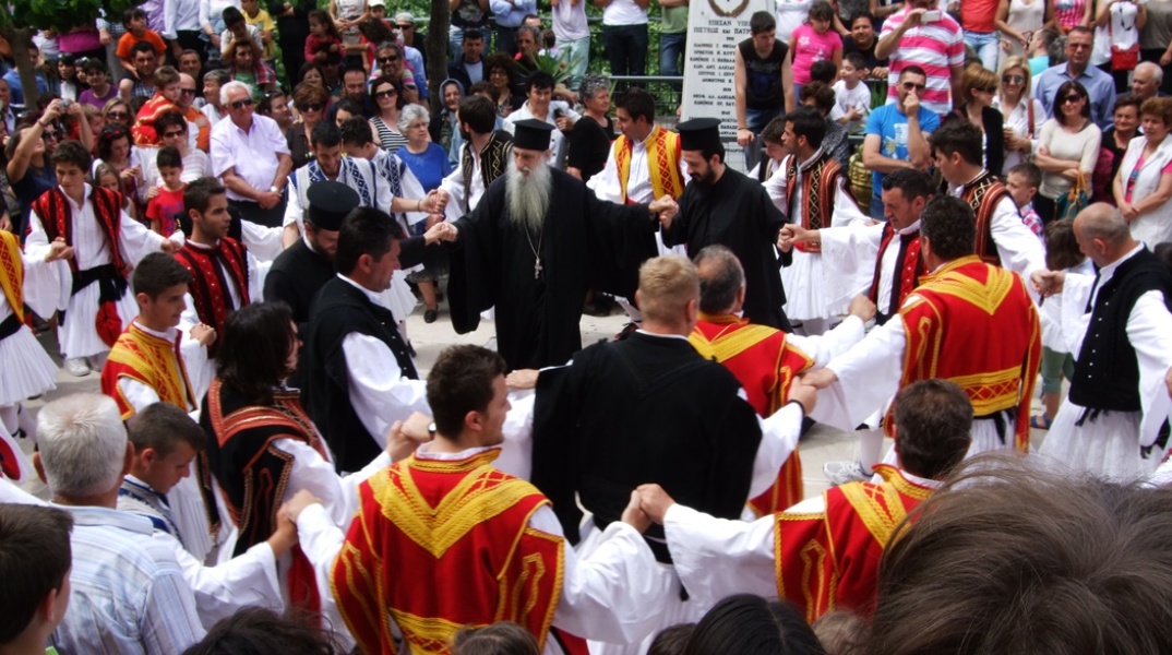 Οιερέας σέρνει τον χορό μαζί με τους φουστανελάδες για το έθιμο της Λέησης