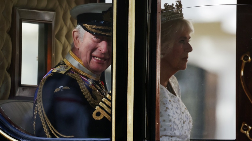 Ο βασιλιάς Κάρολος και η βασίλισσα Καμίλα στην άμαξά τους