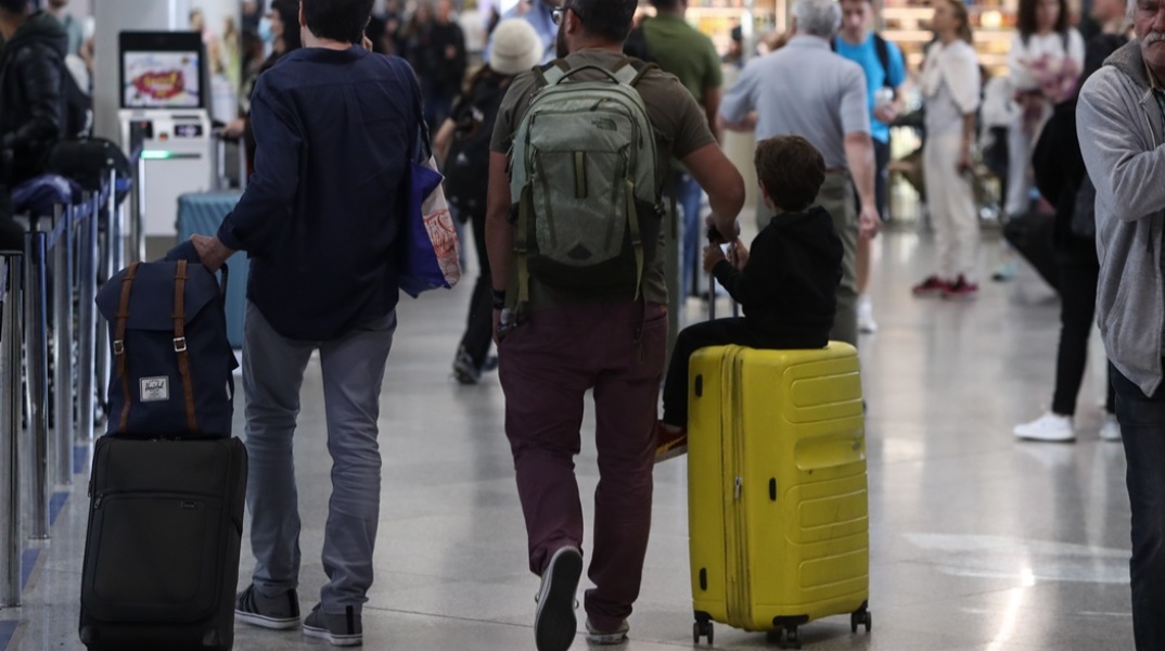 Ταξιδιώτες με τις βαλίτσες του στο αεροδρόμιο «Ελευθέριος Βενιζέλος»