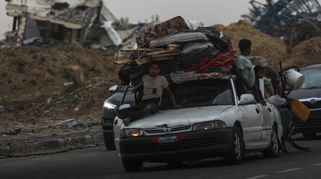 Παιδιά σε κατάφορτο αυτοκίνητο με τα λιγοστά υπάρχοντα της οικογένειας απομακρύνονται από τη Ράφα όπου εντείνονται οι βομβαρδισμοί από την περασμένη Δευτέρα