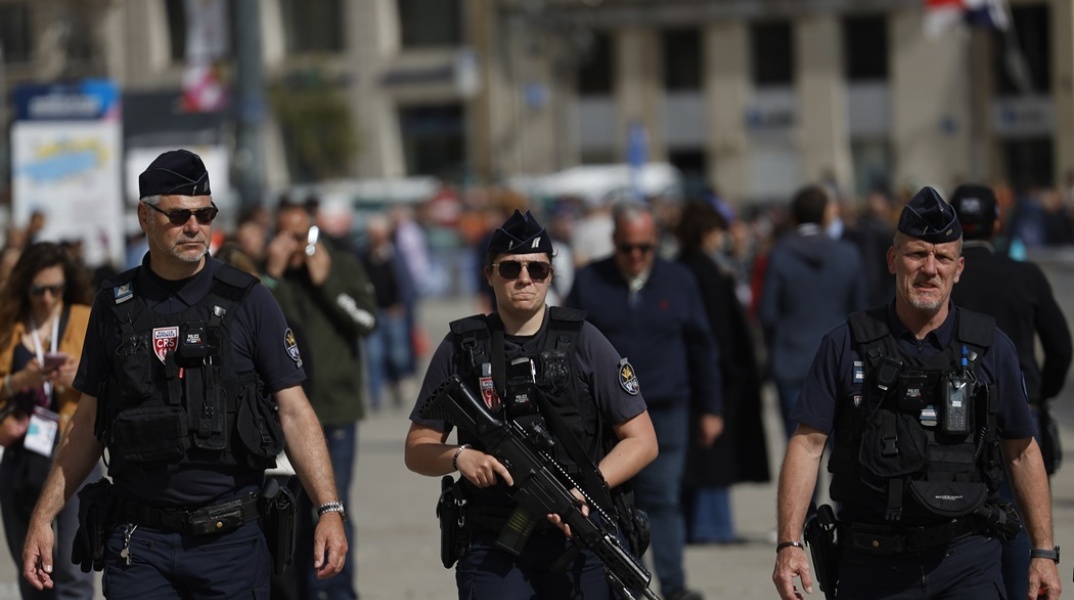 Αστυνομικοί με όπλα στους δρόμους του Παρισιού