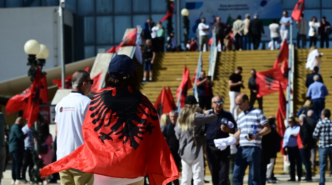 Πολίτες με σημαίες της Αλβανίας φτάνουν στο Κλειστό Γυμναστήριο Γαλατσίου όπου θα τους απευθυνθεί ο Έντι Ράμα