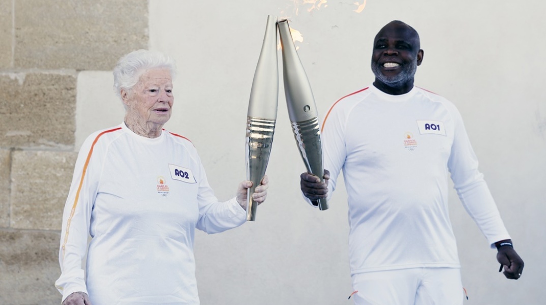 Η Colette Cataldo, η γηραιότερη οπαδός της Μαρσέιγ, λαμπαδηδρόμος της ολυμπιακής φλόγας στα 83 της